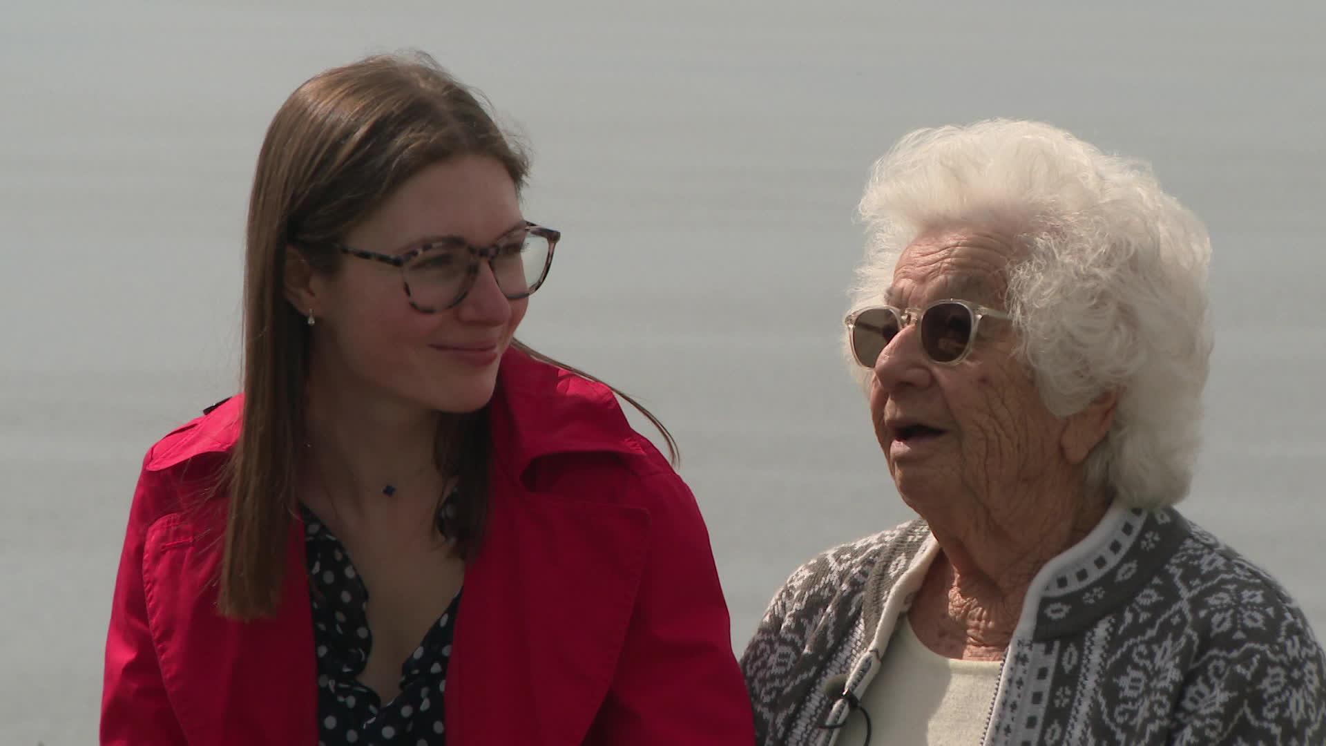 Rencontre entre Lucie Bonnefon, 19 ans, et Esther Senot, 95 ans, à Thonon-les-Bains, pour partager le témoignage de l'une des dernières rescapées d'Auschwitz