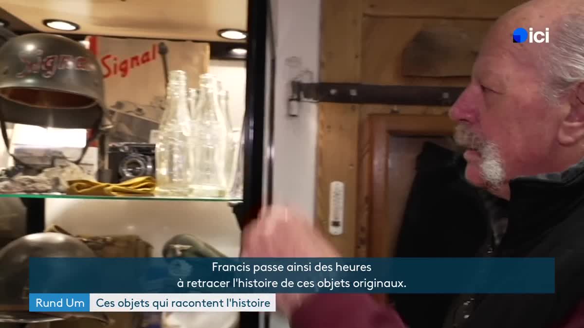 Francis Weyl devant une vitrine consacrée à la libération d'une partie de l'Alsace