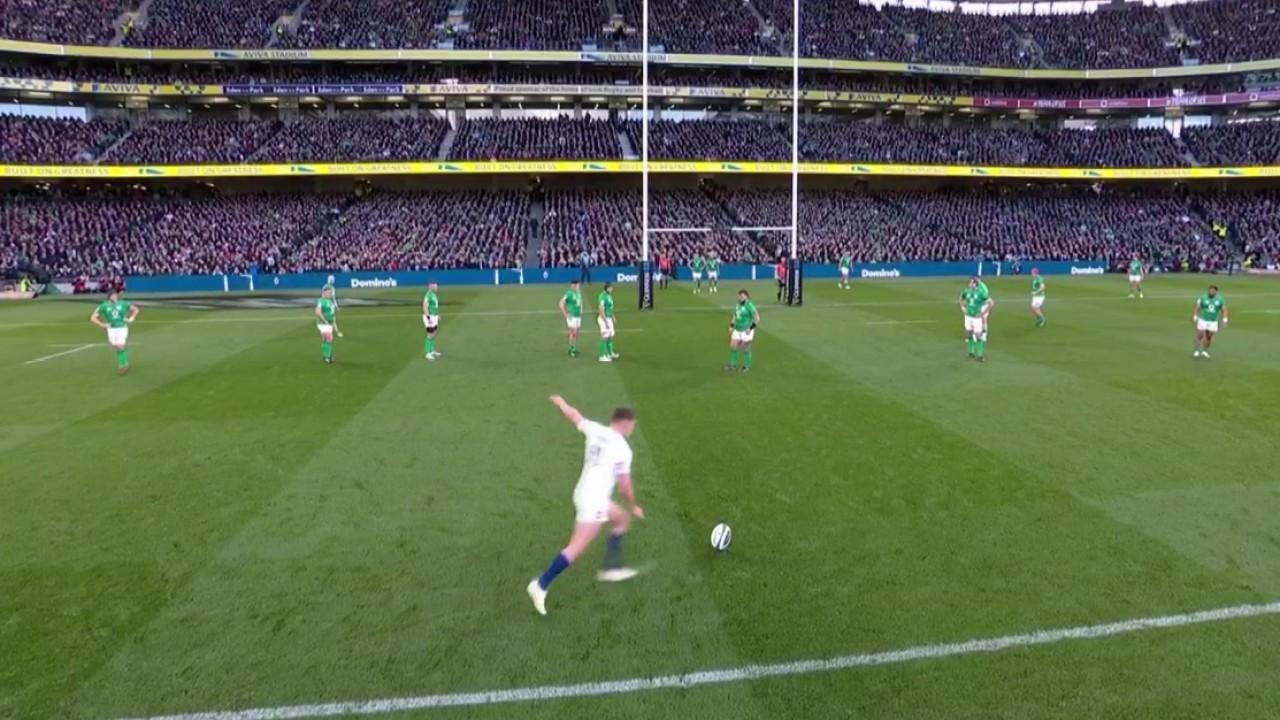 L'Angleterre profite de l'indiscipline des Irlandais pour noircir la feuille de match en première. Owen Farrell se charge de punir le XV du Trèfle avant de doubler la mise à la 14e minute (6-0).