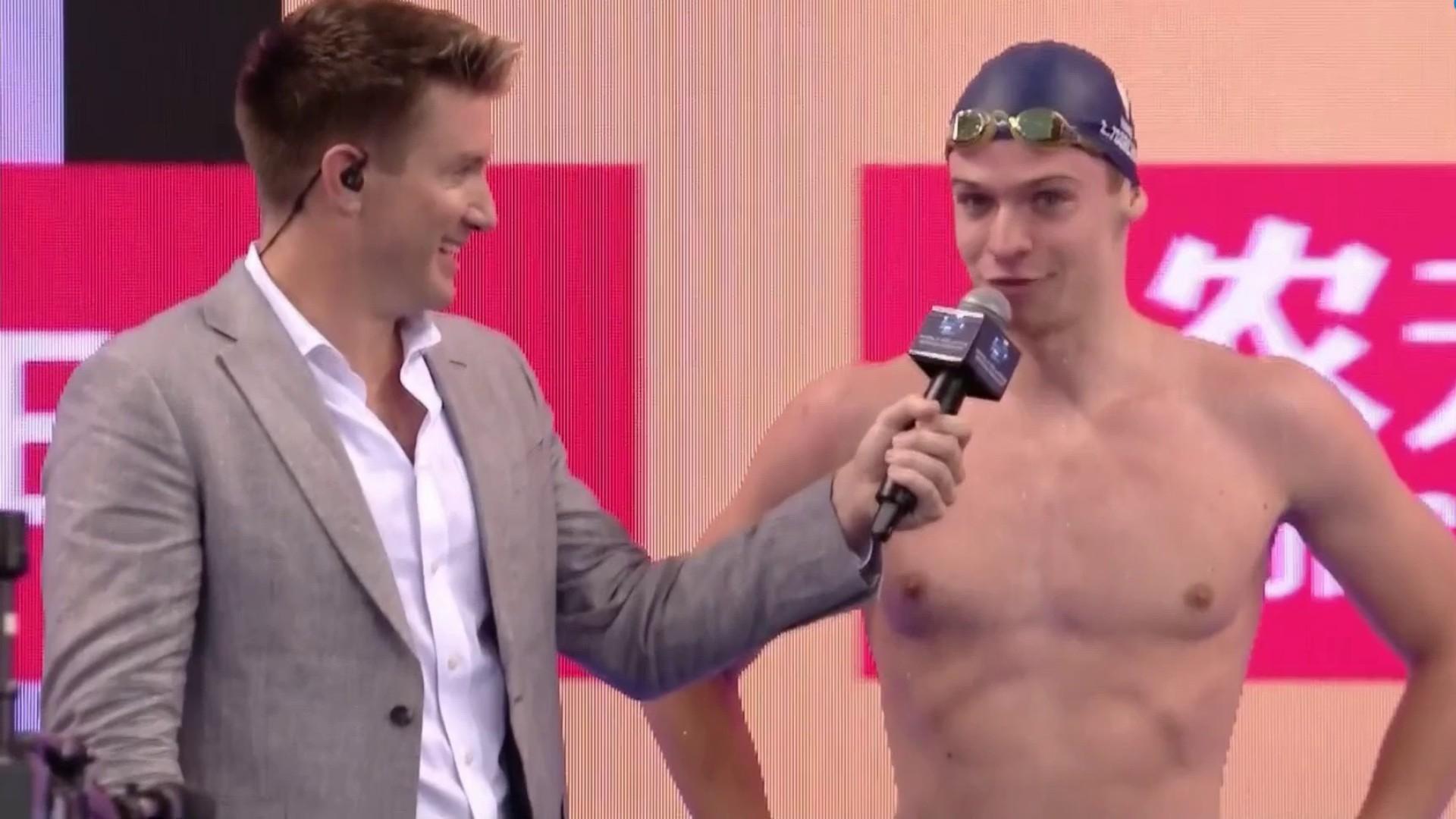 Léon Marchand a marqué un nouveau record de France lors de sa course au 400 m nage libre à la Coupe du monde en petit bassin à Shanghai. Il a remporté la victoire devant l'Italien Alberto Razzetti, deuxième, et le Néo-Zélandais Lewis Clareburt, troisième.