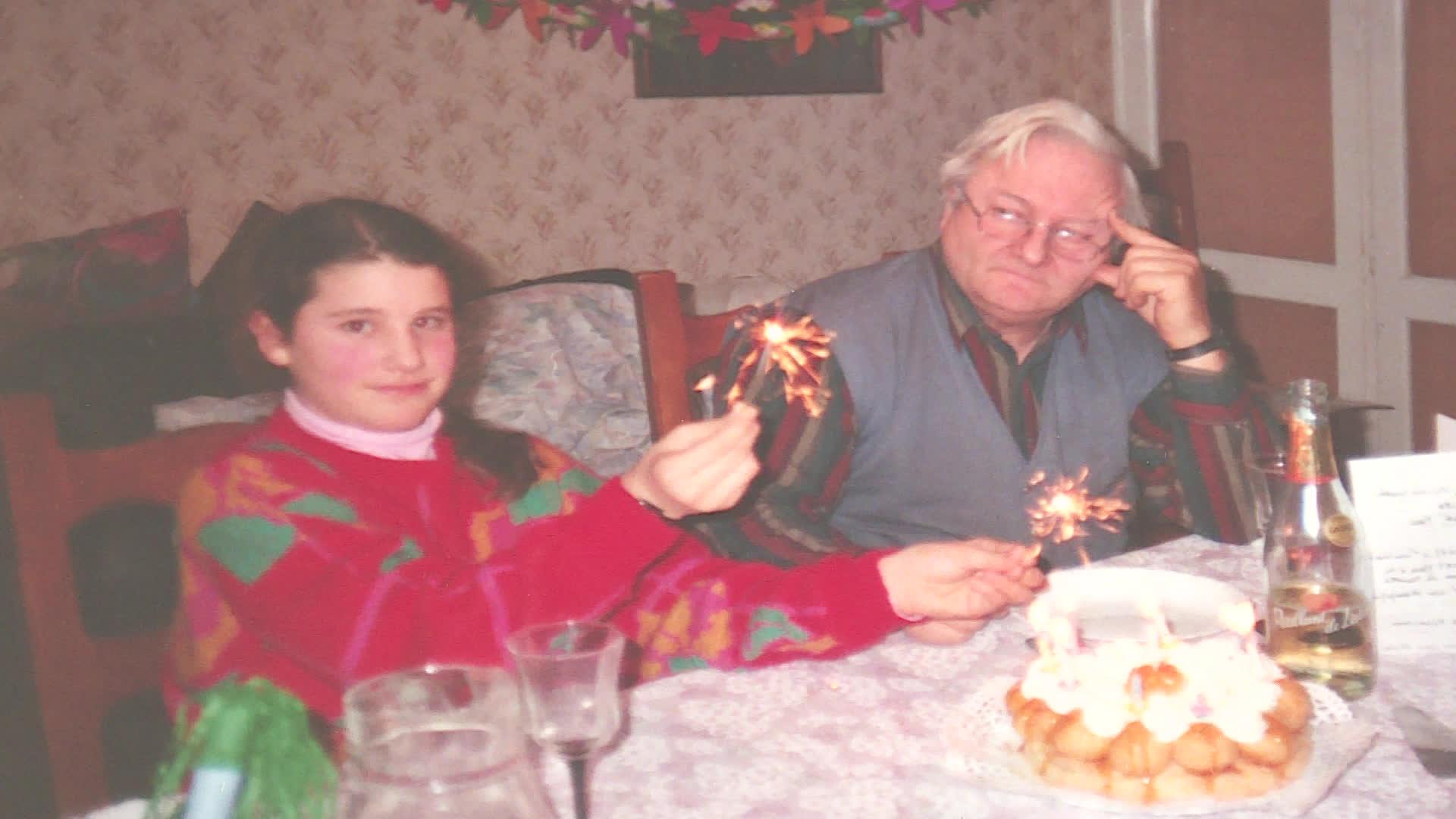 Isabelle Ballesteros et son père Lucien Camps, curé du diocèse de Perpignan/Elne, lors de l'un de ses anniversaires en famille.