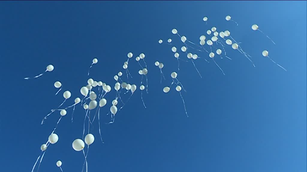 Lâché de 86 ballons, en hommage en victimes de l'attentat de Nice, lors de l'inauguration de l'école Romain-Knecht, à Drap, le 18 novembre 2017