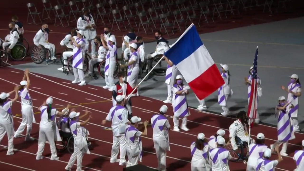 La relève est là ! Médaillé à quatre reprises lors de ces Jeux paralympiques en para cyclisme, Alexandre Léauté est le porte-drapeau de la France pour cette cérémonie de clôture au Stade olympique de Tokyo. À seulement 20 ans, le jeune Tricolore a décroche l'or, l'argent et deux fois le bronze. Polyvalent, le para-athlète a brillé à la fois sur route et sur piste.