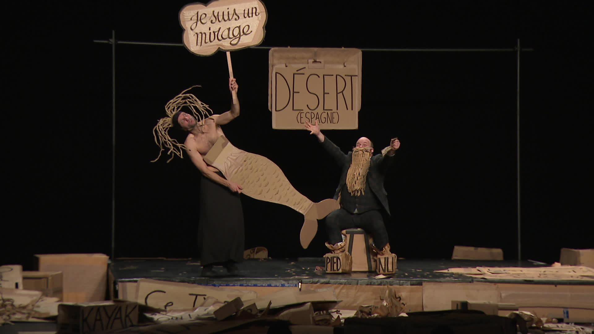 Un duo burlesque, des gags visuels et pour matière première : du carton... Il tient lieu de décor, fournit des accessoires à foison et remplace bien des dialogues.