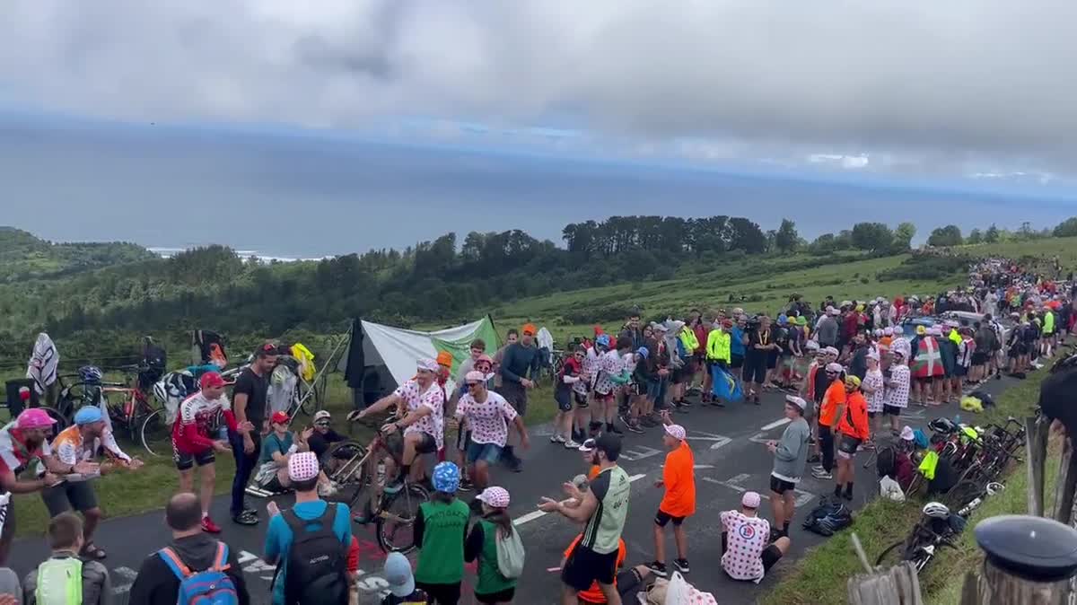 Ambiance chaleureuse dans la montée de Jaizkibel sur la 2e étape du Tour de France 2023.