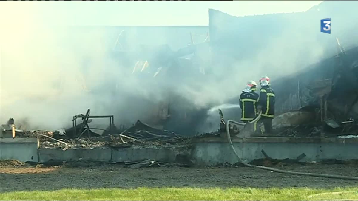 Dans la nuit du 5 au 6 avril 2017, les flammes ont ravagé les bâtiments de l'entreprise Sémery à Balazé (35)