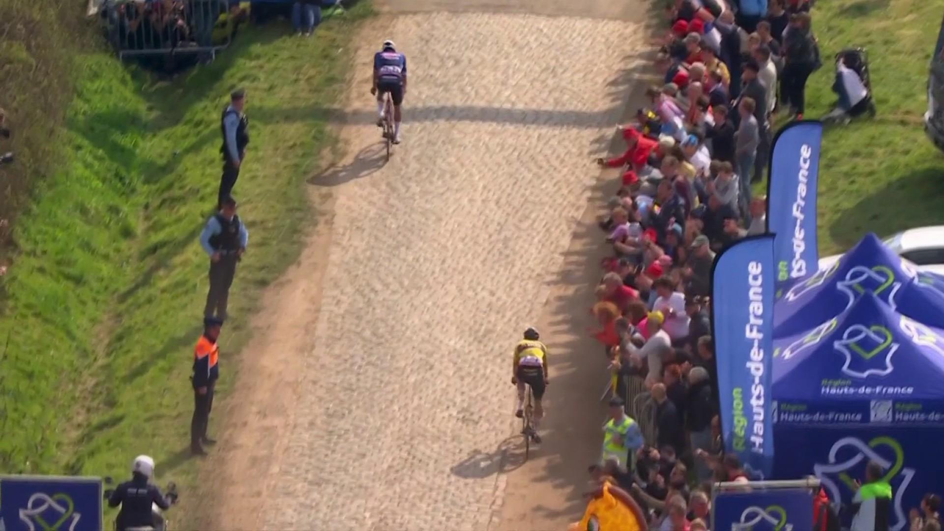 Quelle séquence ! Le Carrefour de l'Arbre aura eu un impact majeur sur la course. John Degenkolb tombe et Wout Van Aert est victime d'une crevaison. Mathieu Van der Poel en profite pour accélérer et partir seul à 15 kilomètres de l'arrivée. Le Néerlandais vole vers la victoire dans ce Paris-Roubaix