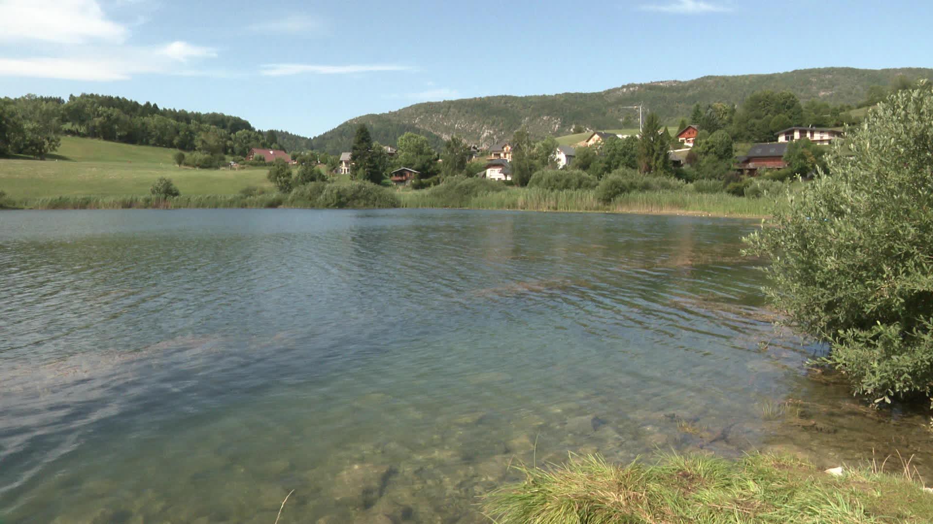 Le lac de La Thuile, en Savoie, attire toujours plus de touristes, pas toujours très respectueux des lieux