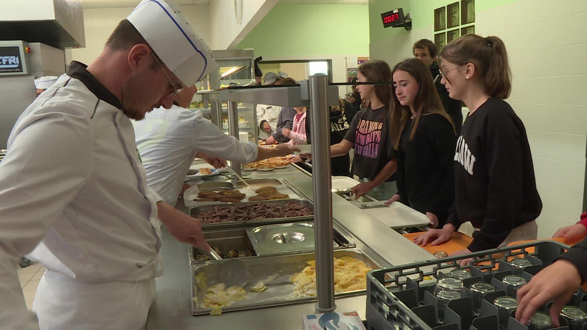 Ce sont des restaurateurs qui ont cuisiné le repas des élèves lundi 10 octobre 2022 au collège Alfred-de-Musset d'Ecommoy en Sarthe, à l'occasion de la semaine du goût.