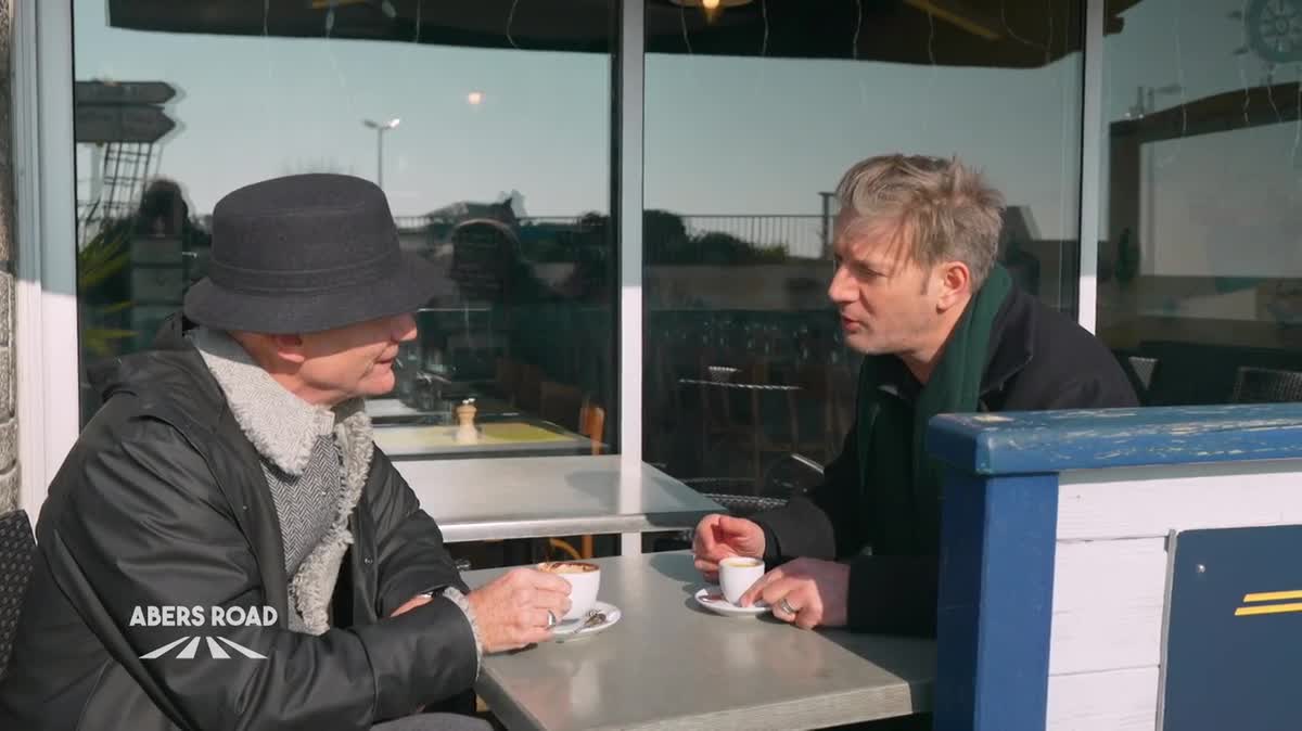 Bertrand Belin et Gaëtan Roussel dans Abers Road, sur les routes de la presqu'ile de Quiberon.