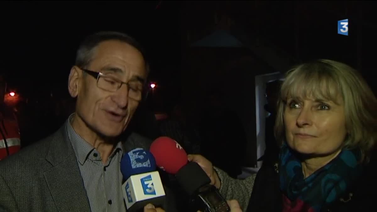 Le maire de Mignaloux, Gérard Sol, et les migrants arrivés dans sa commune ce lundi soir après le démantèlement de la "jungle" de Calais.