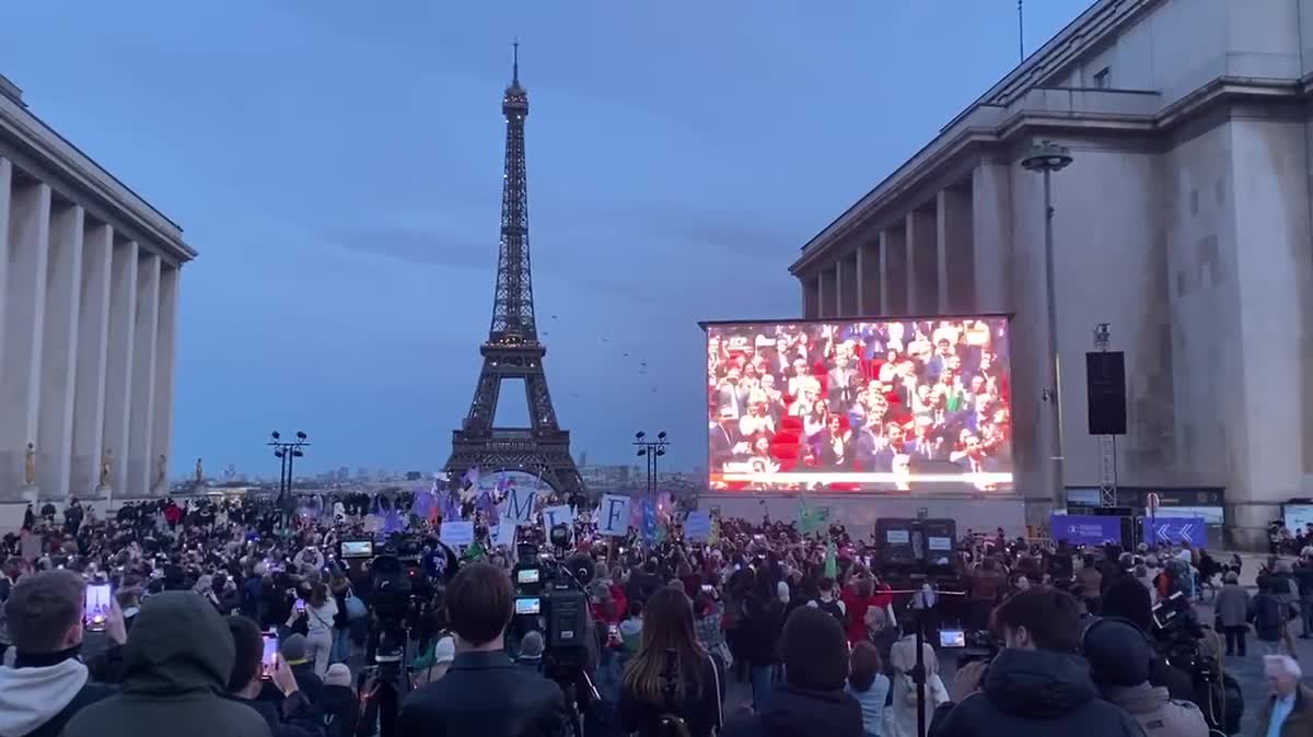 Des personnes réunies sur la place du Trocadéro à Paris, le 4 mars 2024.