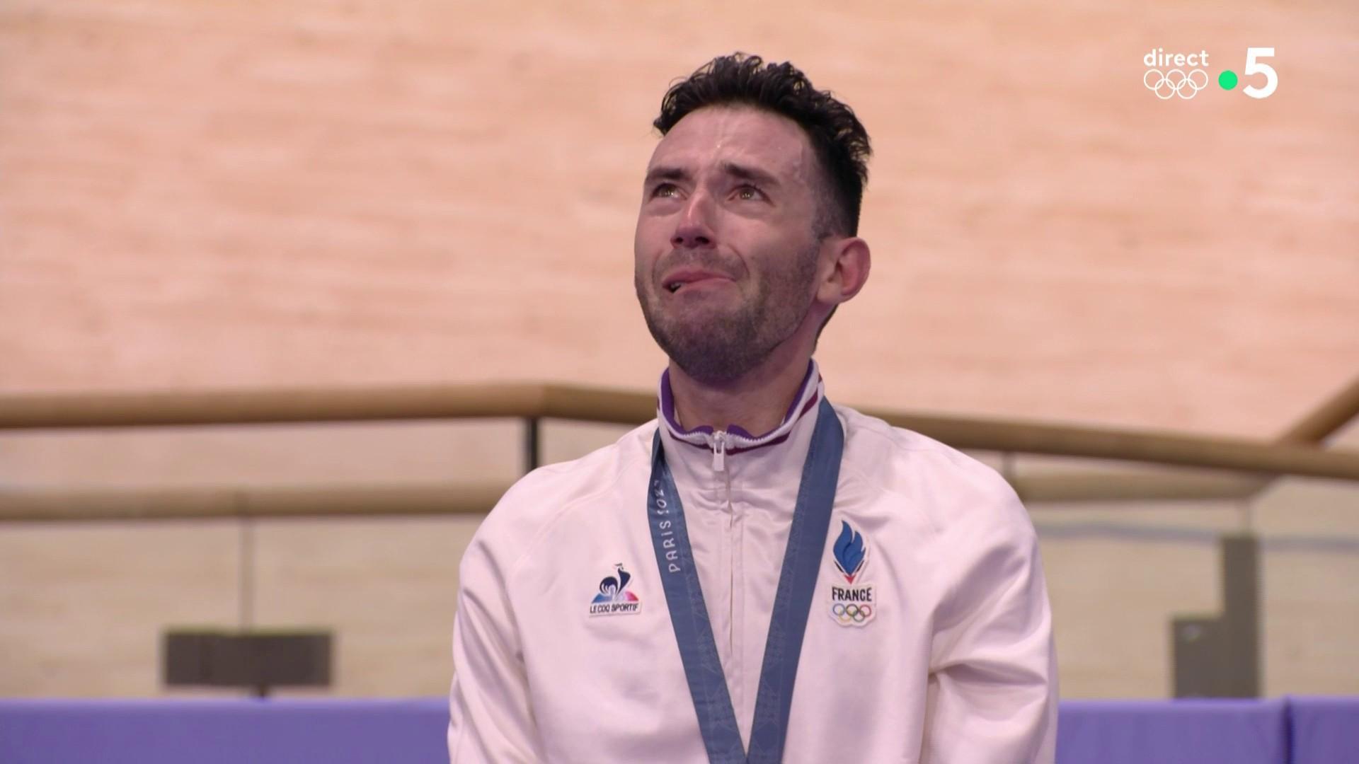 Immense émotion pour Benjamin Thomas, qui n'a pas pu retenir ses larmes pendant La Marseillaise. Le Français a été sacré le 8 août 2024 dans l'épreuve d'omnium.