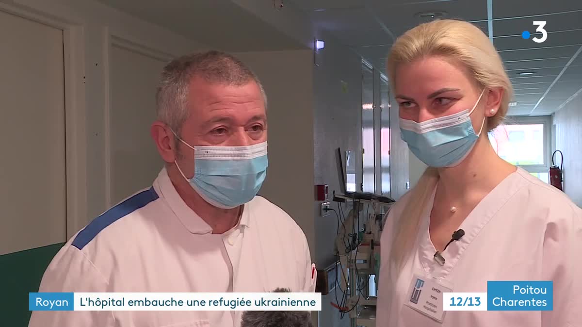 Iryna Chyzh, médecin ukrainienne, examine un patient.