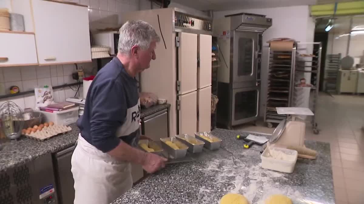 Jacky Dussot, 78 ans, reprend du service dans sa boulangerie après avoir pris sa retraite en 2005.