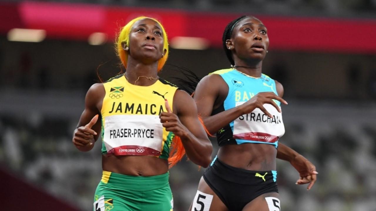 La Jamaïcaine remporte facilement sa demi-finale du 200 m devant la Namibienne Béatrice Masilingi et la Bahaméenne Anthonique Strachan.