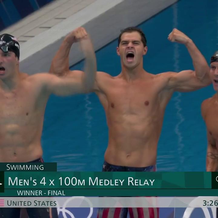 Nouveau record du monde pour les Etats-Unis ! Quel exploit pour la bande menée par Caeleb Dressel qui remporte le 4x100 m 4 nages haut la main. Le taulier américain glane son 5e titre olympique dans ces jeux.