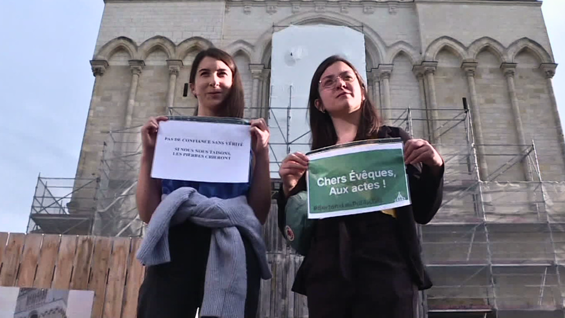 Pour protester contre les actes de pédophilie de l'Église et pour dénoncer l'inaction, une trentaine de fidèles se sont rassemblés devant la cathédrale d'Angers.