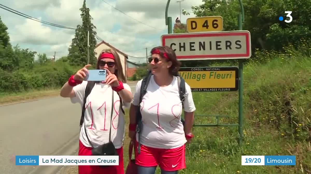 Jolis déguisement et jupons relevés pour inciter l'automobiliste à s'arrêter : ces trois Bordelaises n'ont eu aucun mal à Rallier Chéniers en Creuse, lors de la Mad Jacques !