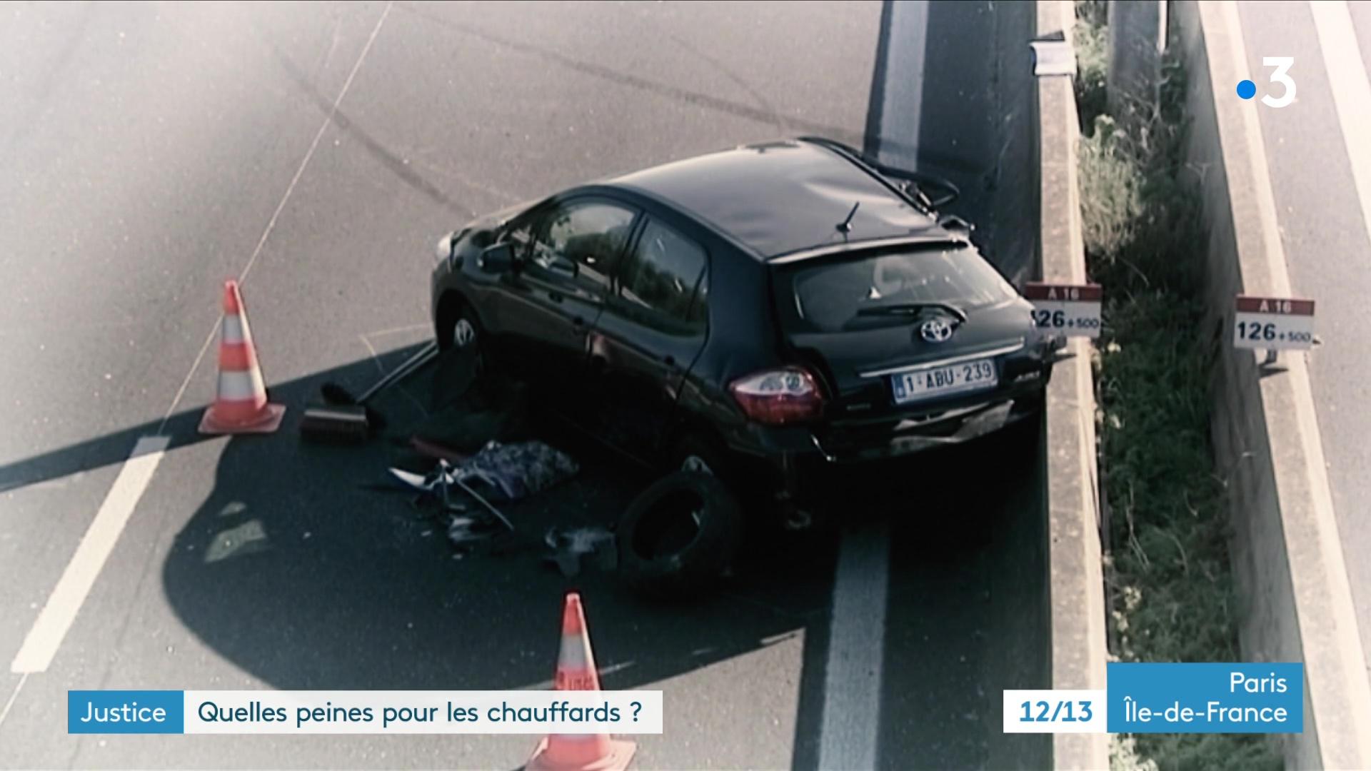 Une voiture renversée sur le toit à la suite d'un accident dans les rues de la capitale