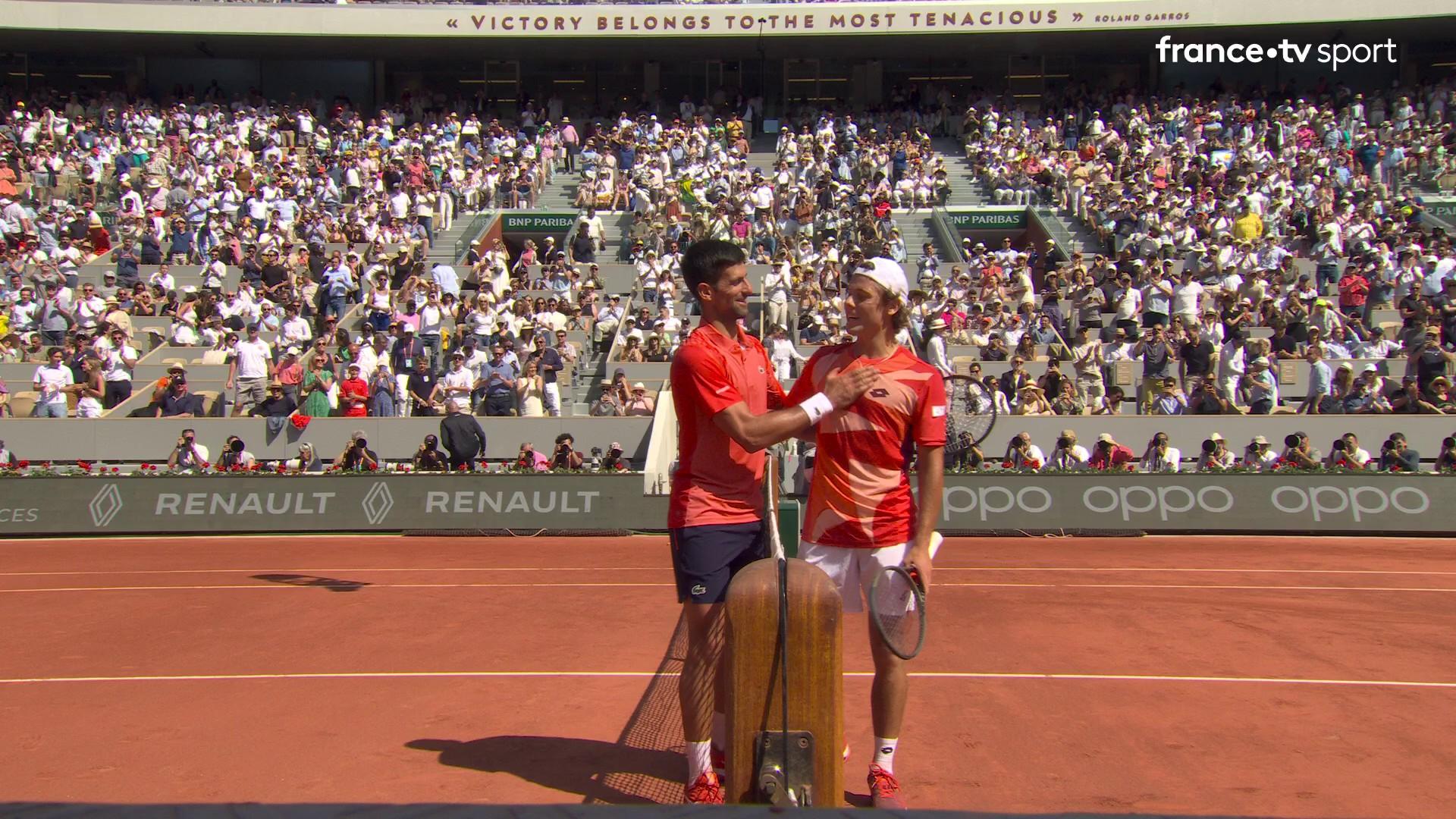 Novak Djokovic se qualifie sans sourciller pour le deuxième tour en dominant le jeune Américain Aleksandar Kovacevic (6-3, 6-2, 7-6). Le numéro trois mondial a tout de même connu une petite baisse de régime en fin de troisième set pour conclure au jeu décisif. Avec un papa serbe, Kovacevic avait comme idole Djokovic. L'accolade entre les deux hommes était donc particulièrement chaleureuse.