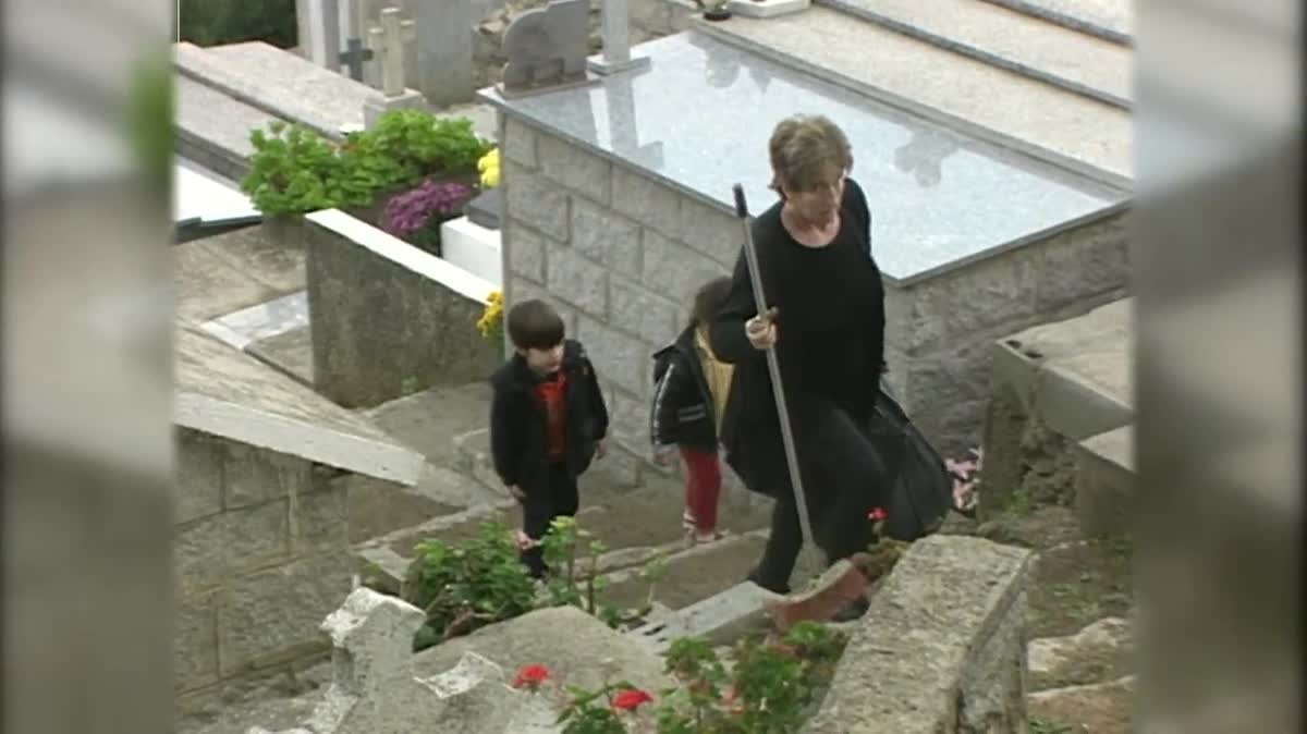 Des fleurs et des bougies pour orner les tombes des défunts.