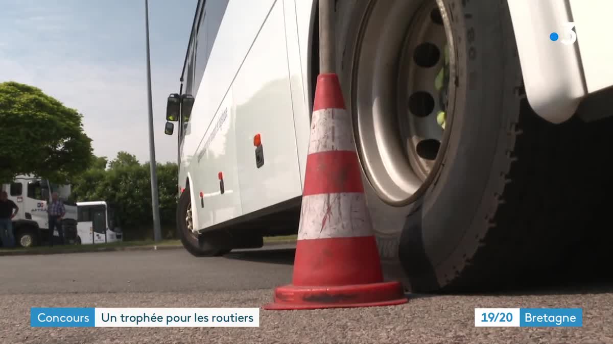 Stéphane Arrokiassamy se concentre pendant l'épreuve de maniabilité du semi-remorque sur simulateur.