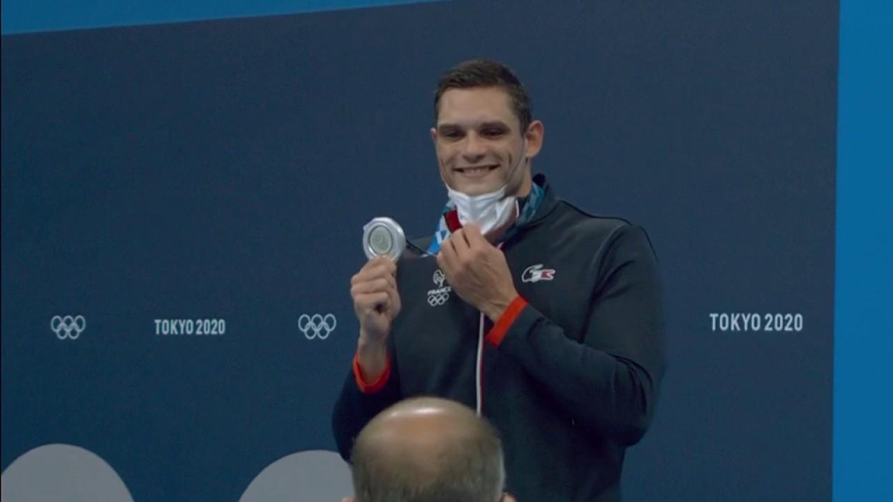 Florent Manaudou, seul nageur français médaillé à #Tokyo2020, reçoit sa médaille d'argent décrochée derrière l'intouchable Caeleb Dressel.