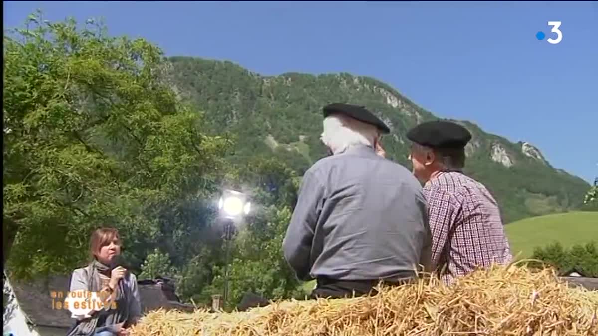 Marcel Amont, très attaché à ses racines béarnaises et à l'activité des bergers, raconte en juin 2014 ses souvenirs de la vallée et ses ancêtres, lors d'une émission de France 3 Aquitaine.