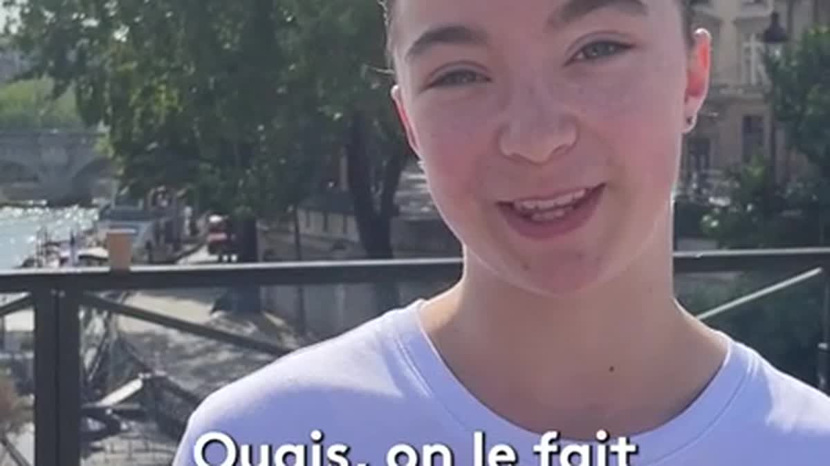 Since Aya Nakamura's performance at the opening ceremony of the Olympic Games, many tourists have come to the Pont des Arts to reproduce her choreography.