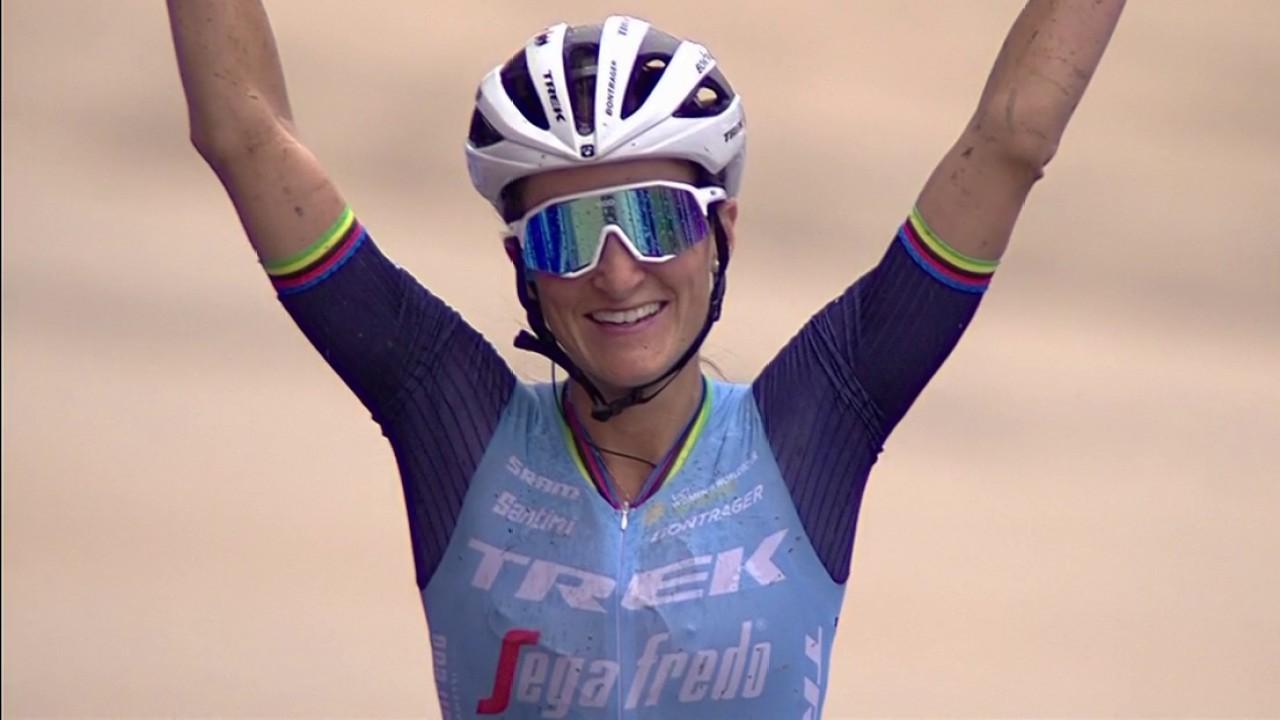 Énorme Elizabeth Deignan ! La Britannique remporte le tout premier Paris-Roubaix féminin de l'histoire ! L'ex-championne du monde s'est offert un raid solitaire de 82 kilomètres avant de lever les bras à l'arrivée. La reine de la reine des classiques, c'est bien elle !