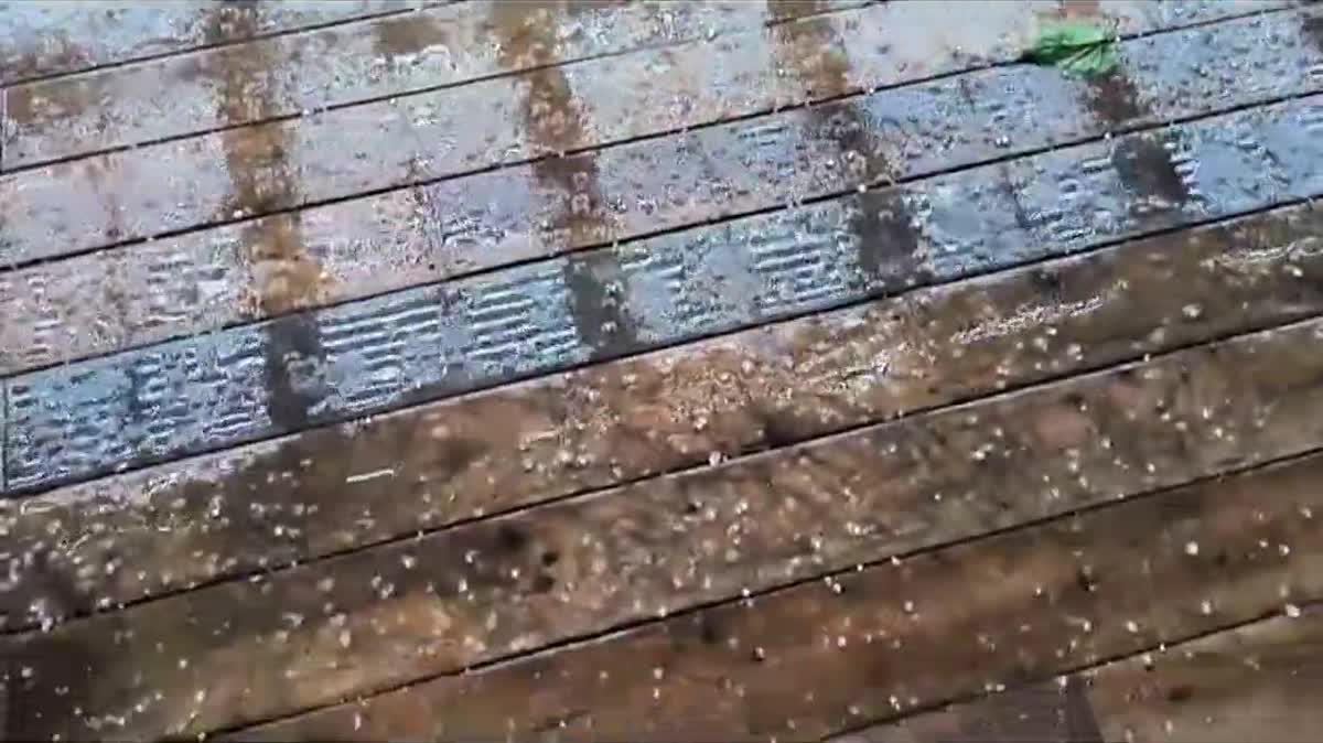 Terrasse d'un restaurant de Porto-Vecchio, sous le déluge de pluie et de grêle.