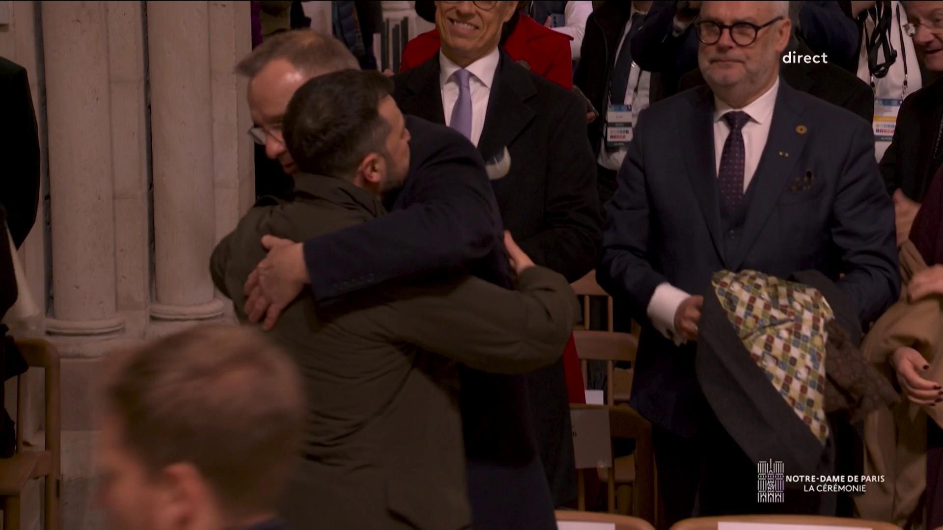 Volodymyr Zelensky applaudi à son entrée dans Notre-Dame