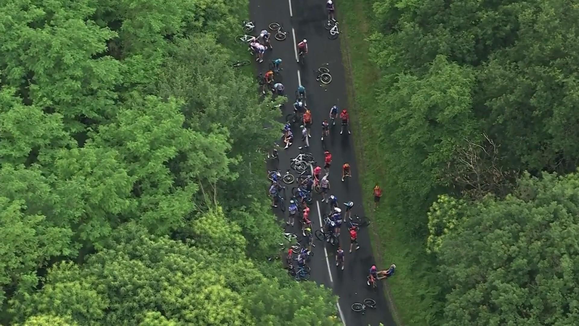 La route est décidément très dangereuse aujourd'hui sur les routes du Critérium du Dauphiné : une énorme chute a eu lieu dans le peloton. De nombreux favoris sont allés au sol.