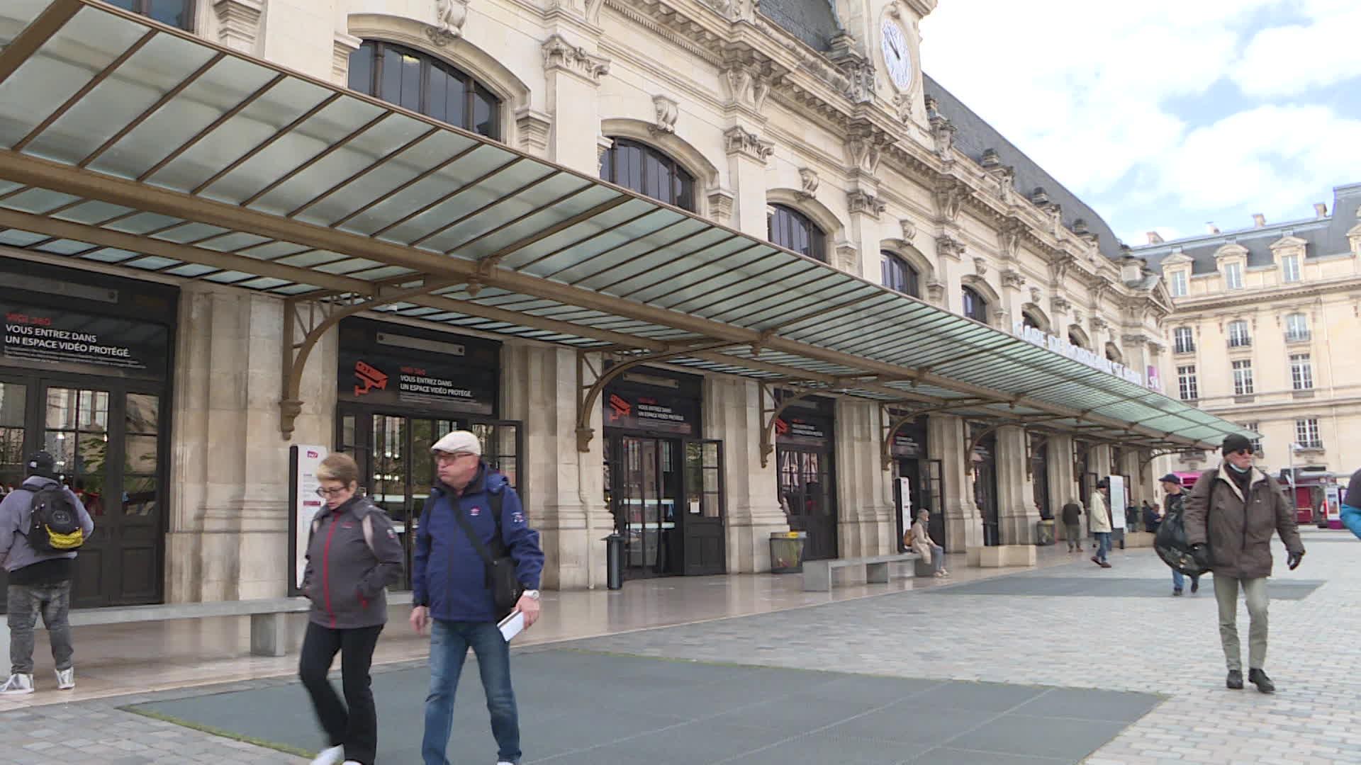 Sur le parvis de la gare de Bordeaux, la foule habituelle a disparu. Des centaines de voyageurs ont été prévenus : ils ne pourront pas prendre leur train ce jeudi 6 avril.