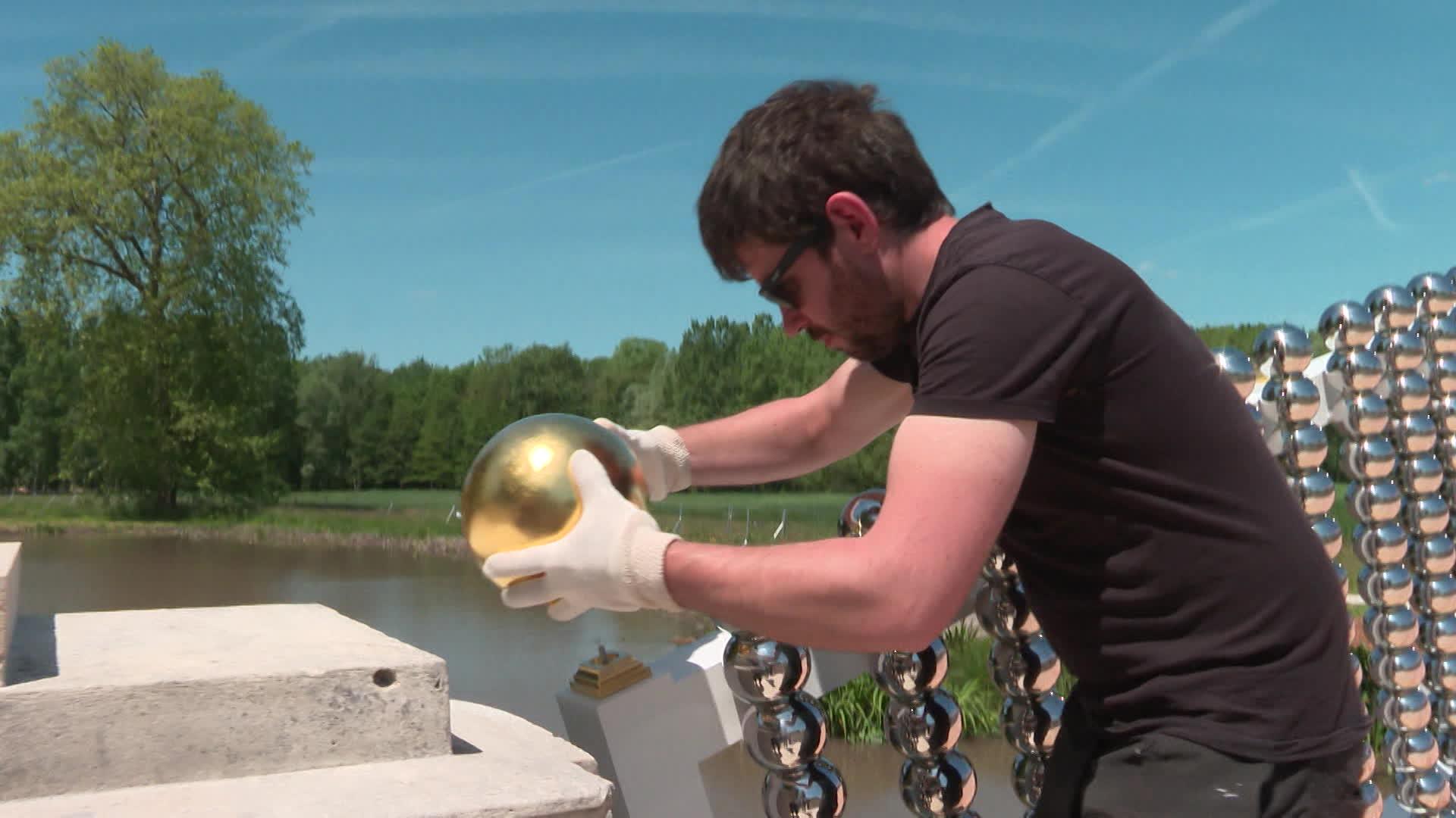 Le pont aux Boules d'or, un chef-d’œuvre de Jean-Michel Othoniel au domaine de Méréville