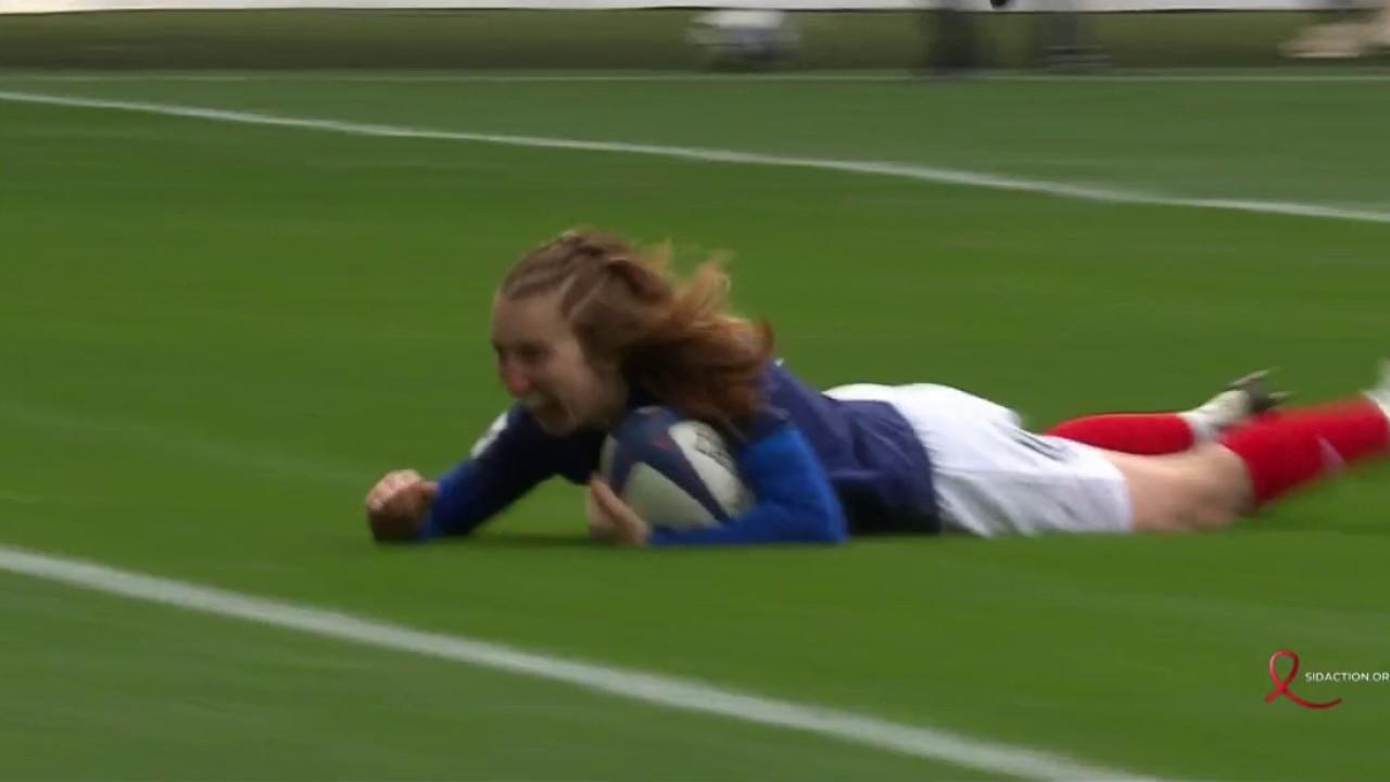 Starting from a touchline action, Pauline Bourdon Sansus was able to find a gap in the Irish defense and scored the first try of the match.  Lina Queyroi transforms it in front of the Irish posts.  France leads 7-0.