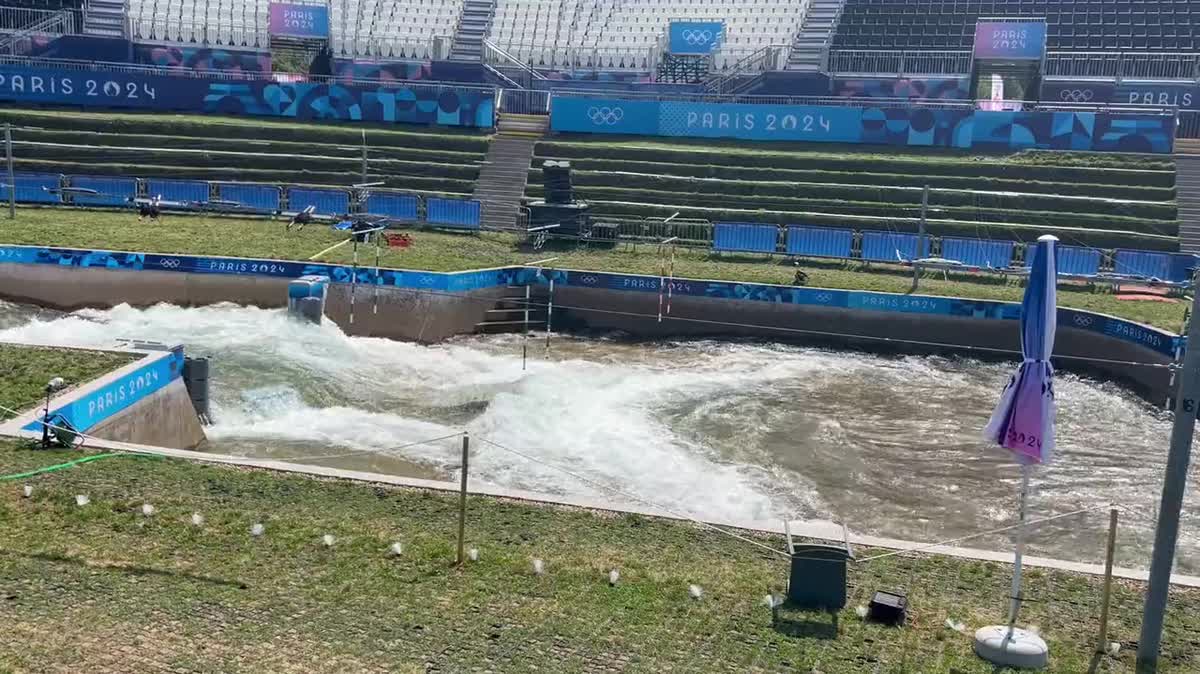 Le bassin se remplit, recouvrant les "Lego" qui créent les mouvements d'eau.