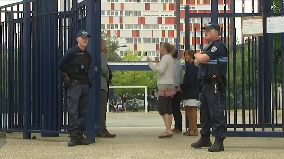 Des policiers sont postés devant chaque établissement scolaire à Arras 