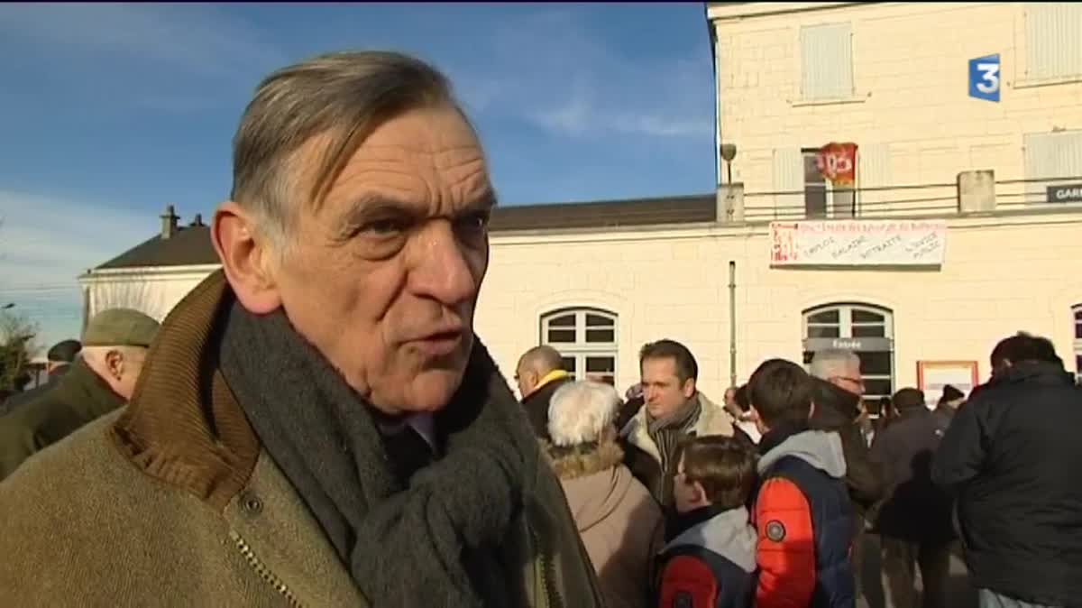 Manifestation devant la gare de Ruffec pour le maintien des arrêts TGV le 7 janvier 2017.