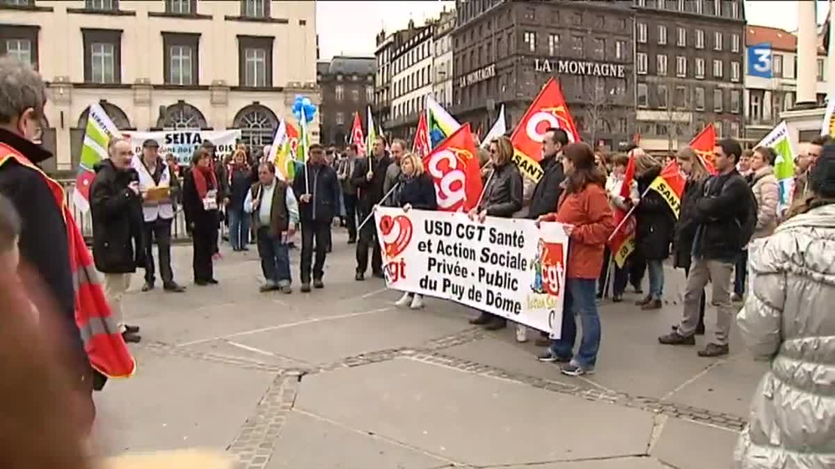 Environ 150 salariés issus de divers services publics se sont rassemblés sur la place de Jaude à Clermont-Ferrand, le 7 mars 2017.