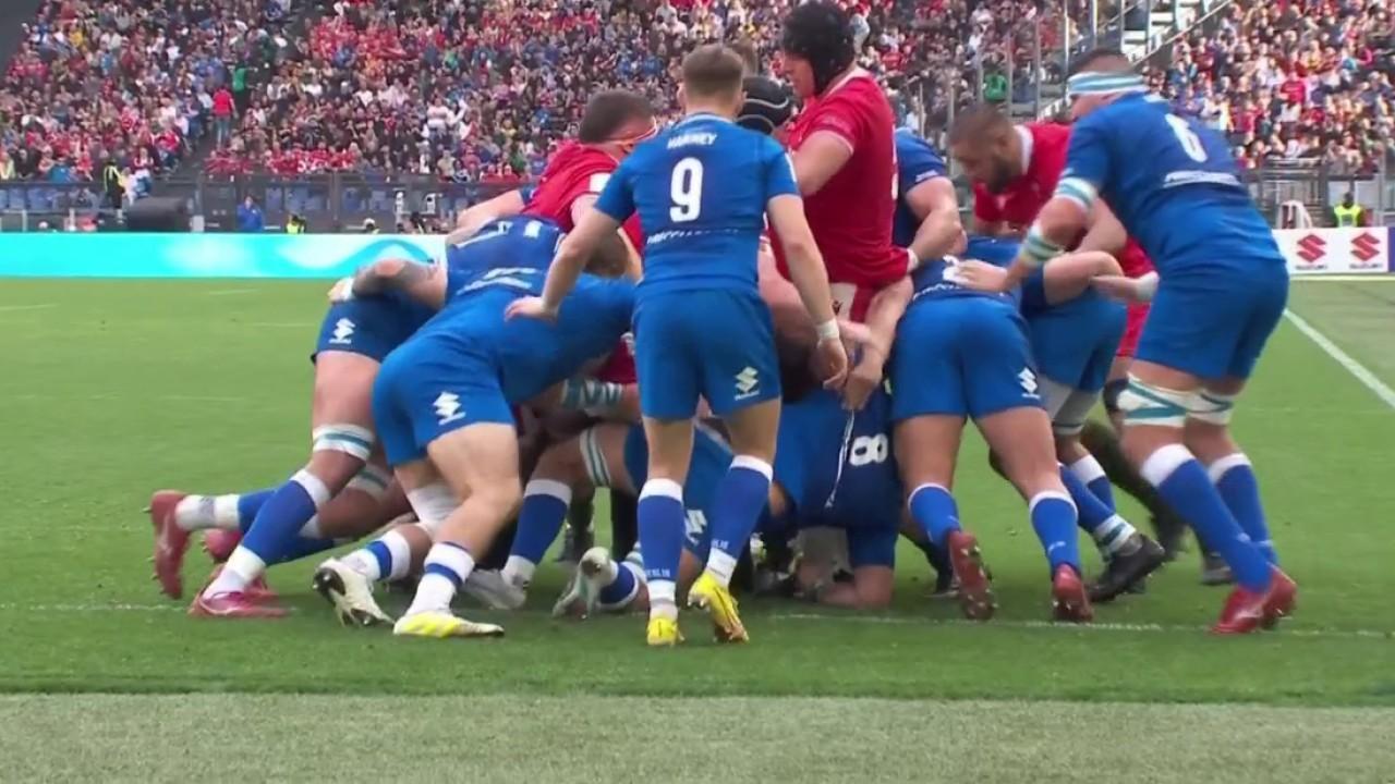 Sur un maul gallois écrasé par la défense italienne avant l'en-but, l'arbitre accorde un essai de pénalité au Pays de Galles. Les hommes de Warren Gatland mènent 22 à 3 en cette fin de première période.