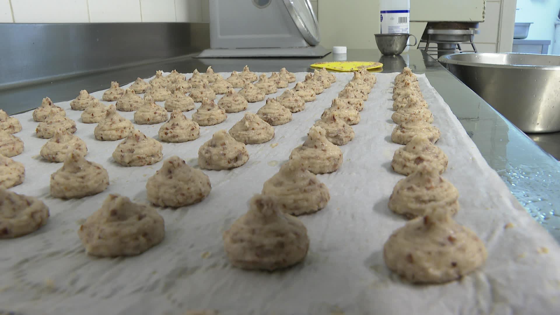 Le macaron est fabriqué à partir de poudre d'amandes, de noisettes, de beurre et de blancs d'oeufs.