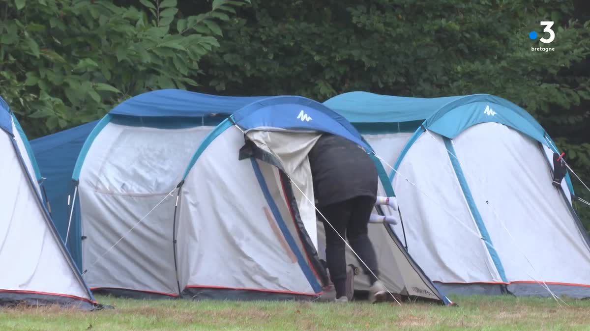 Des parents d'élèves sont venus en voisin apporter nourriture et vêtements chauds aux migrants installés au campement du Parc des Hautes Ourmes à Rennes.