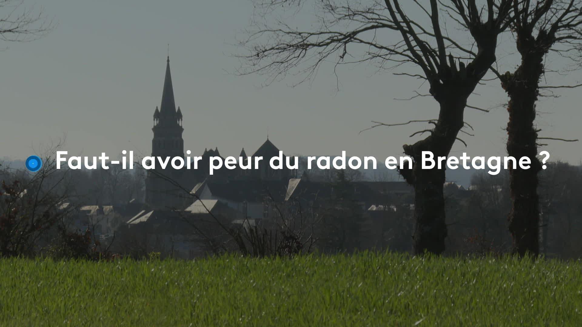 Une église au milieu d'un bourg d'Ille-et-Vilaine