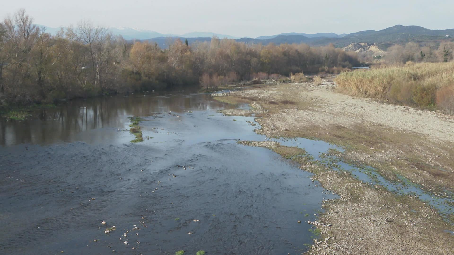 Une partie des réserves d'eau souterraine sont à des niveaux préoccupants en ce mois de décembre 2023, notamment sur le littoral méditerranéen. À Montpeyroux, à une trentaine de kilomètres à l'ouest de Montpellier, dans l'Hérault, les habitants s'alimentent grâce aux pluies de mars 2022.