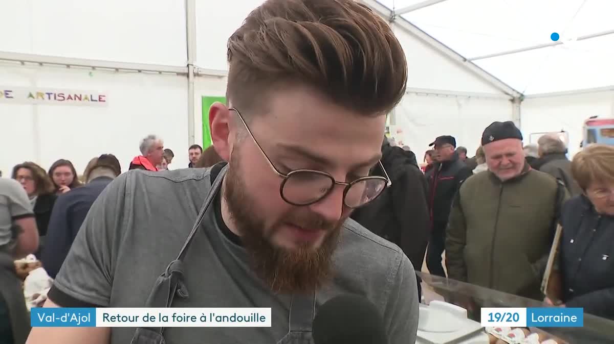 Claude-Louis Contoux, membre de la Confrérie des Taste-Andouilles et Gandoyaux du Val d'Ajol, lors de la foire aux andouilles 2023.