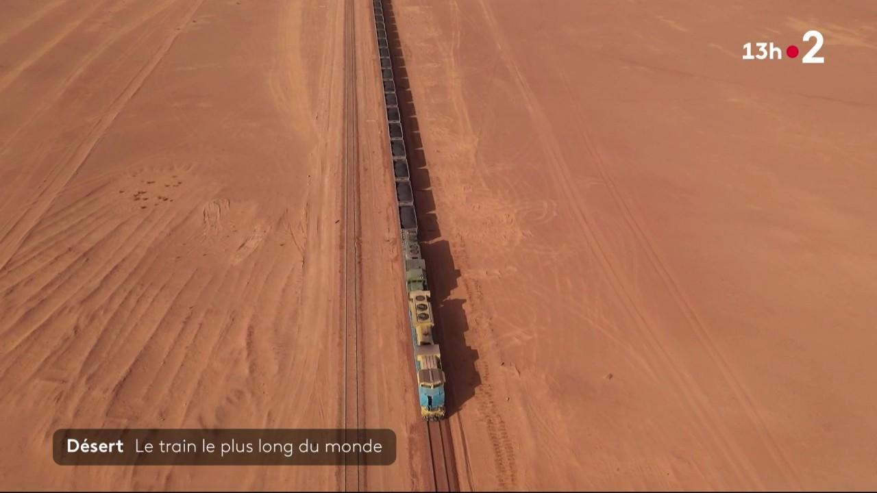 Transportant le minerai de fer de Mauritanie sur des rails construits en 1967, le plus long train du monde, long de deux kilomètres, traverse le Sahara.  Les touristes affluent pour voir ce convoi extraordinaire.