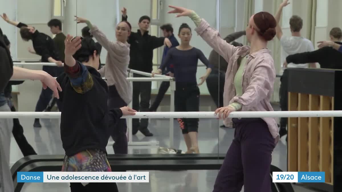 L'œuvre "Marin danse" décrit l'éloignement familial par le prisme d'une mère d'un danseur professionnel de l'opéra national du Rhin