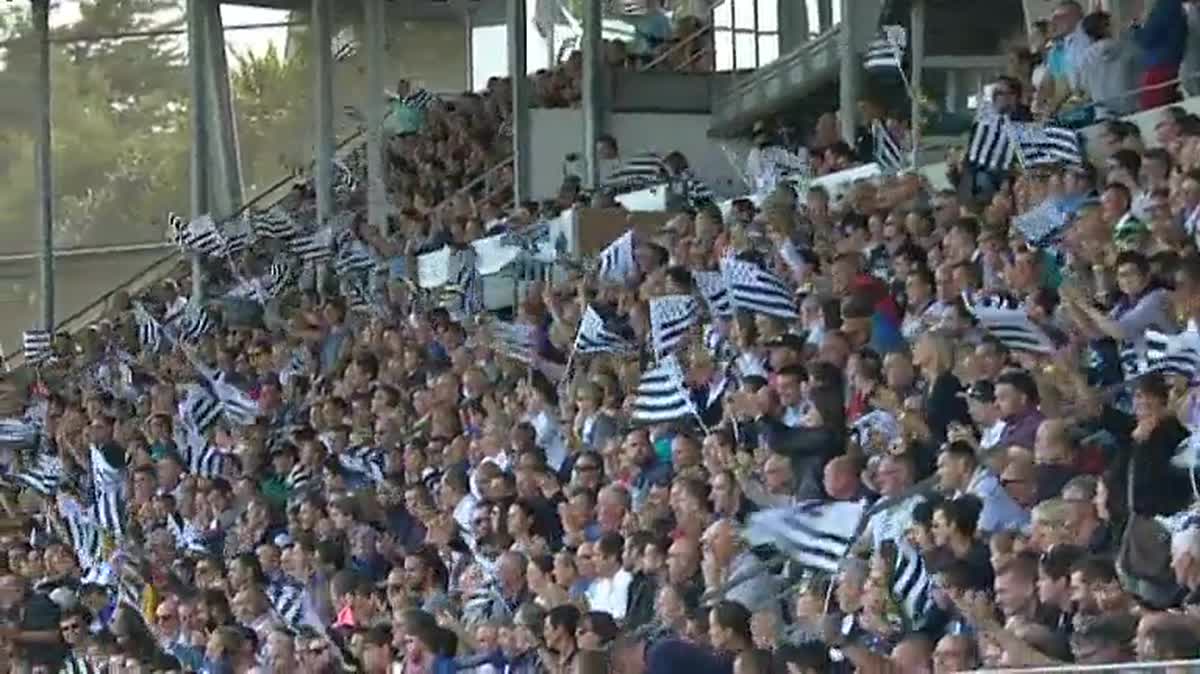 9000 personnes, et de plus en plus de Vannetais, viennent au stade de la Rabine supporter le RCV.